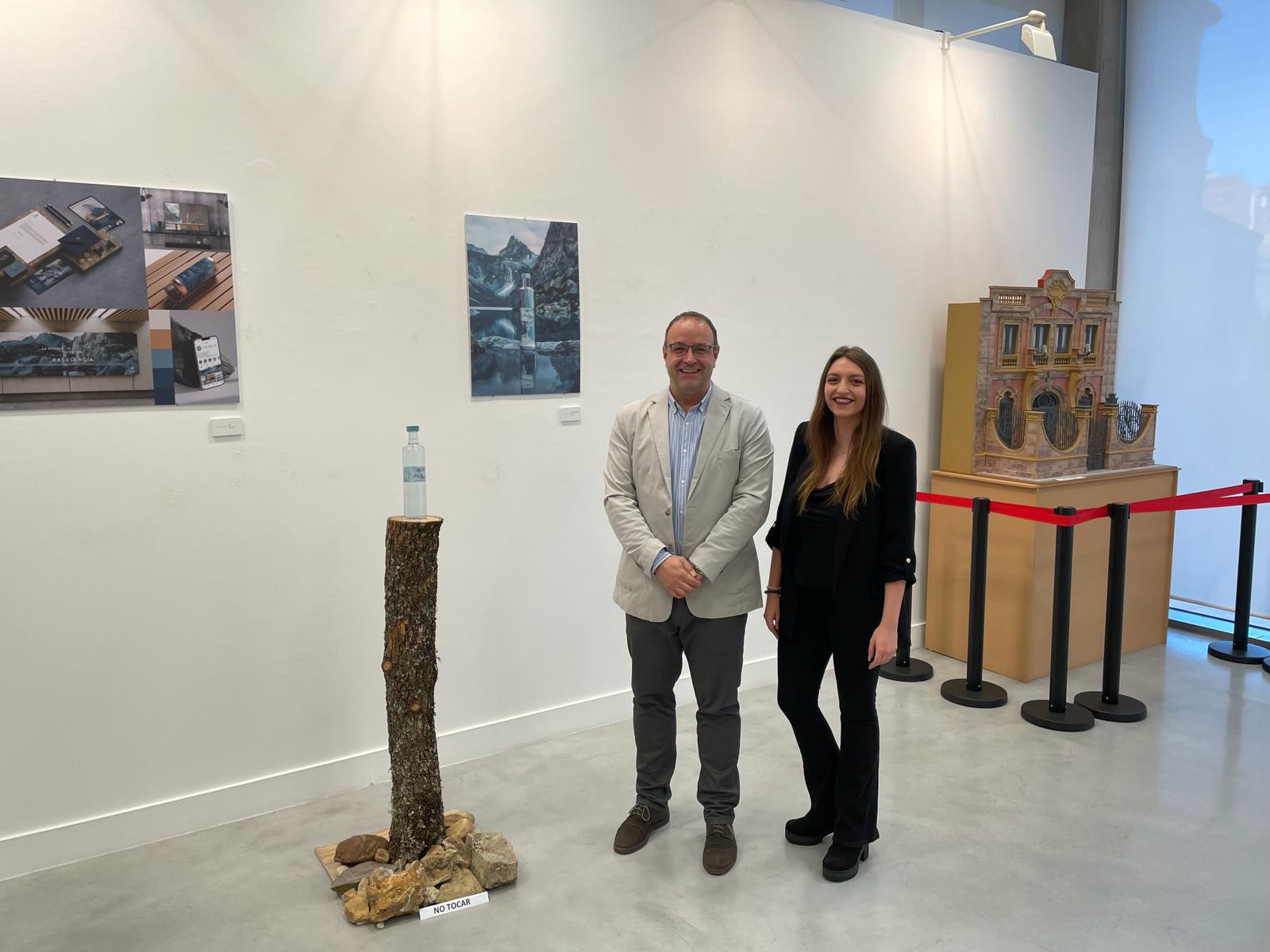 El concejal Roberto Martin junto a la artistas de la muestra  Paula Fuentes