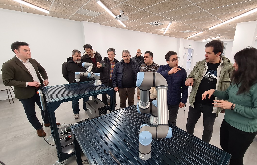 El concejal Pedro Martinez junto a profesores de Turquia en la visita al Centro Tormes