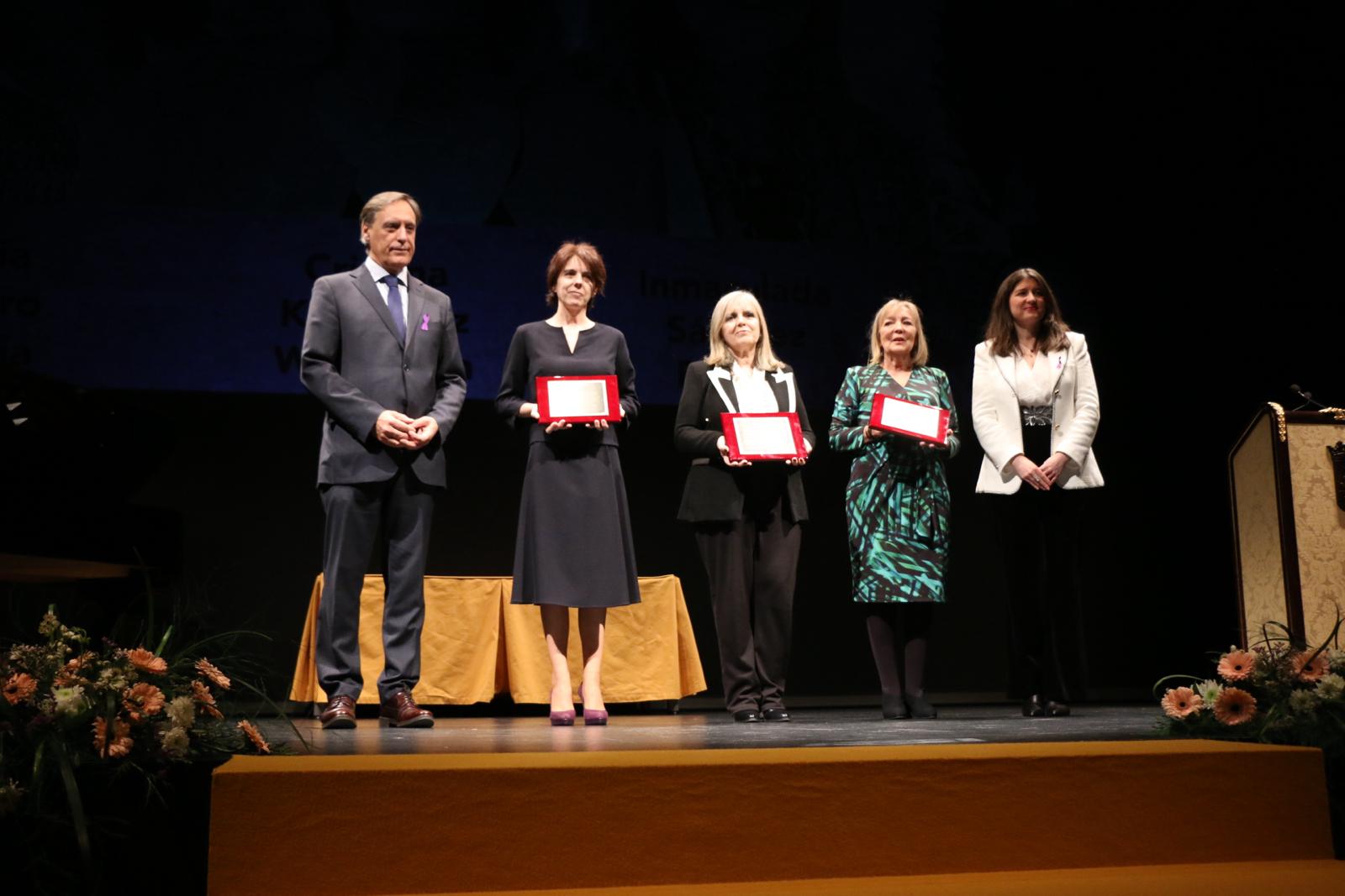 El alcalde de Salamanca  junto a las tres homenajeadas  y la concejala de Familia