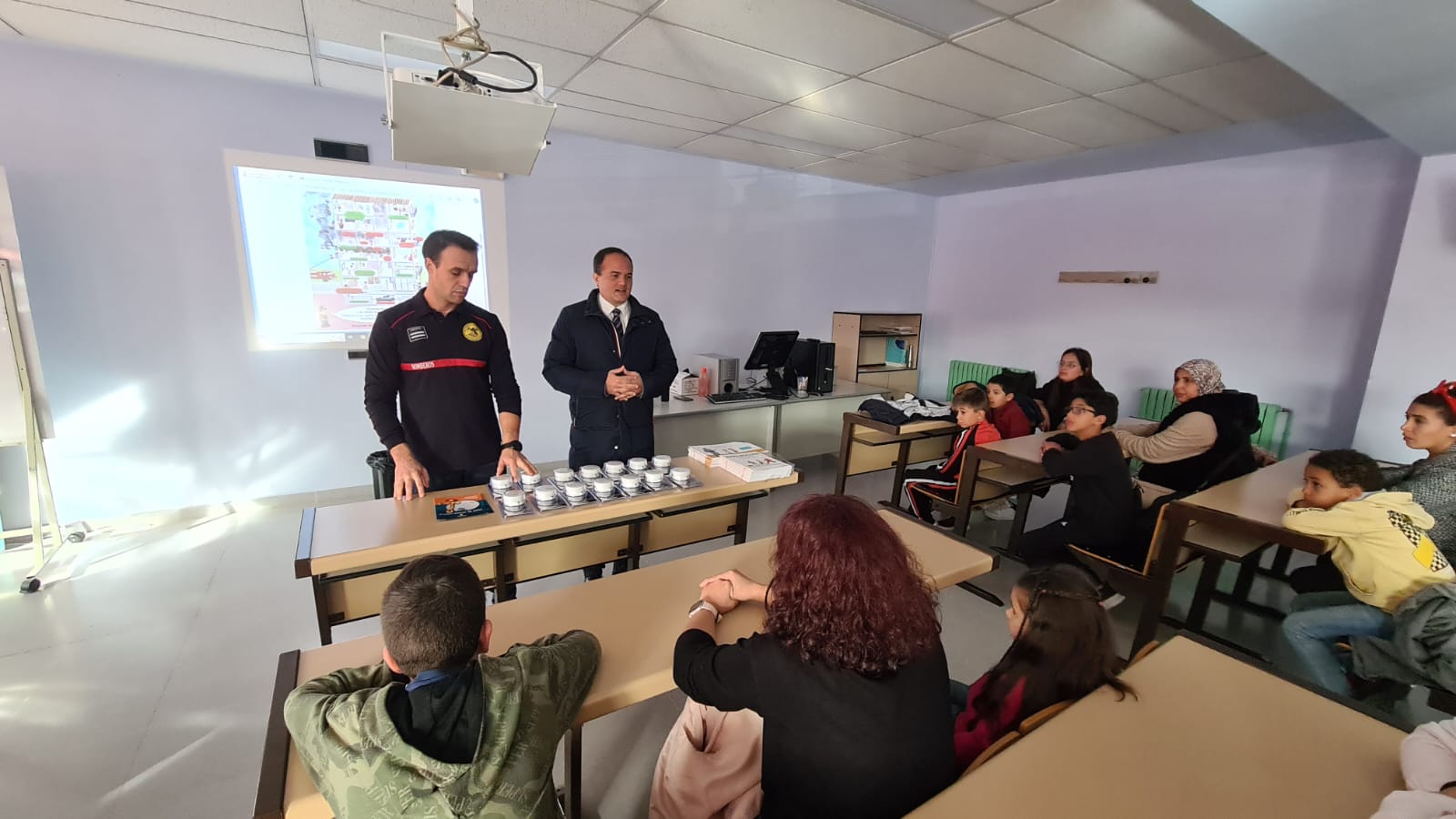 Charla sobre prevencion y actuacion ante incendios en el Parque de Bomberos