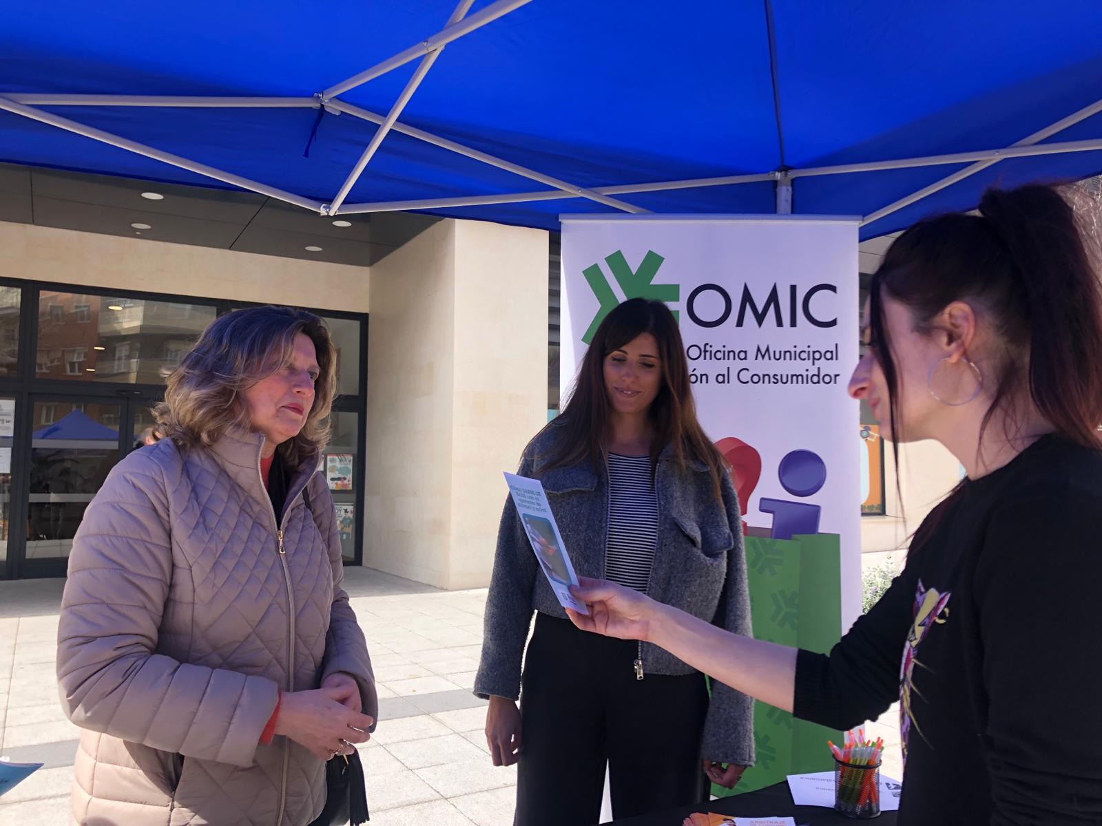La concejala de Consumo  Vega Villar  participando en una mesa informativa