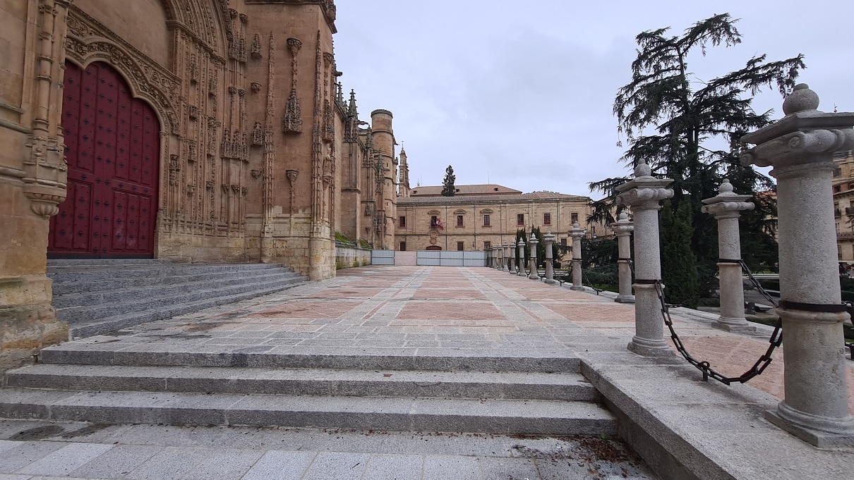 Nuevo punto de informacion turistica y aseos publicos  bajo la lonja norte de la Catedral