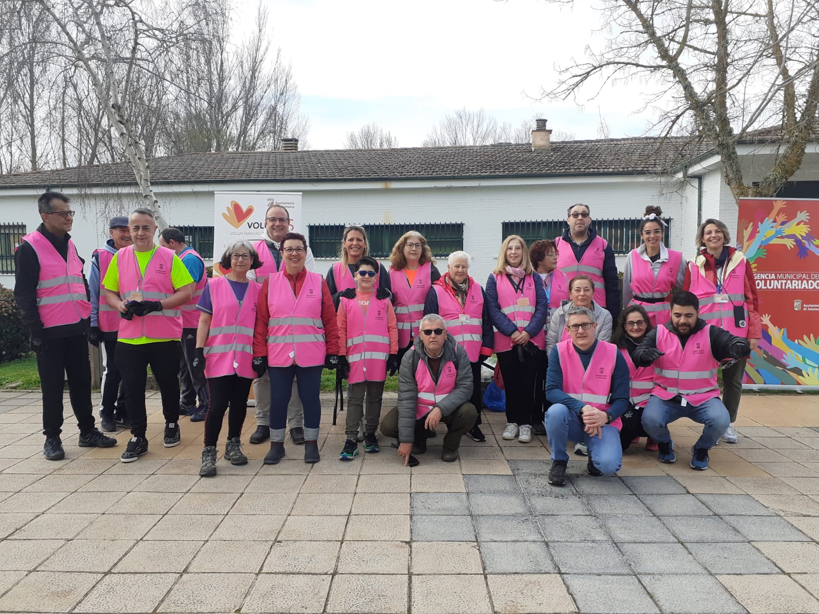 Grupo de voluntarios durante la actividad de recogida de residuos en la ribera del rio Tormes