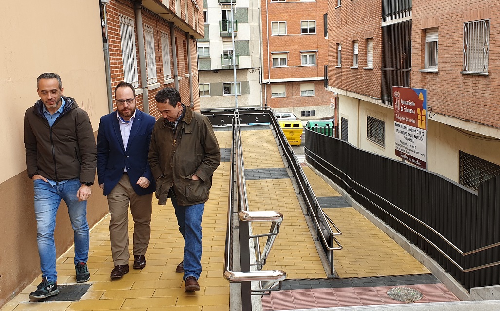 Daniel Llanos y los contratistas en la calle Salmeron