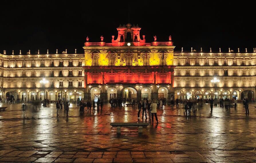 La fachada del Ayuntamiento con los colores de la bandera de Espana