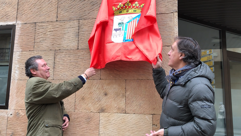 Momento en el que se descubre la placa con motivo del Dia Mundial de la Radio