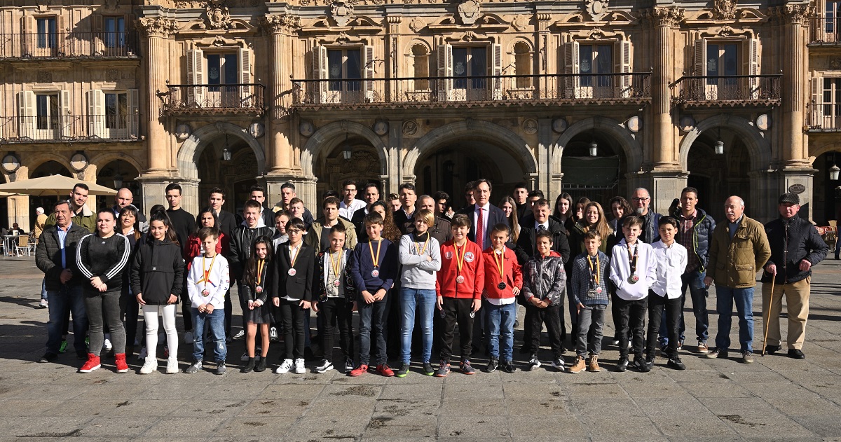 El alcalde rodeado de los deportistas campeones y preparadores de kickboxing