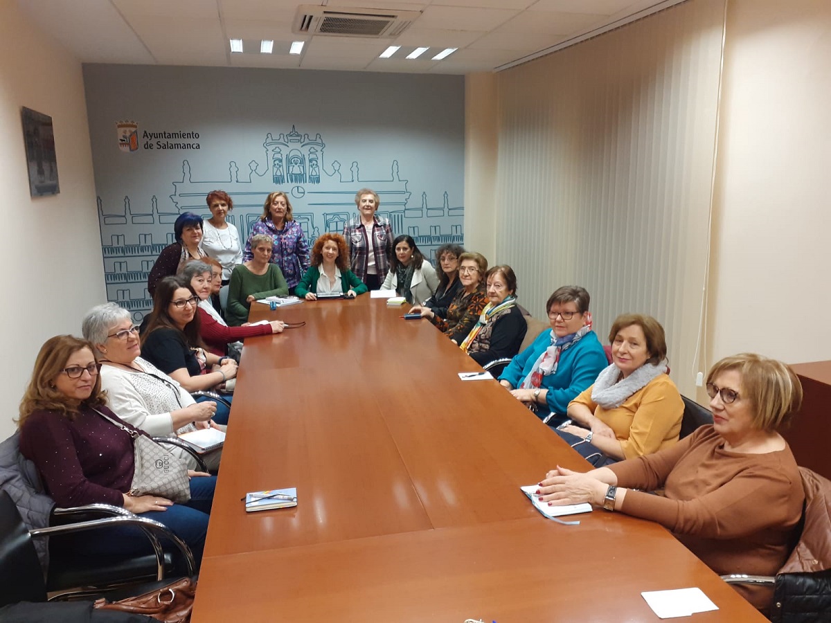 Ana Suarez en la reunion con las representantes de las asociaciones de mujeres