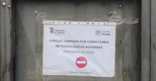 Cartel municipal que avisa del cierre de un parque