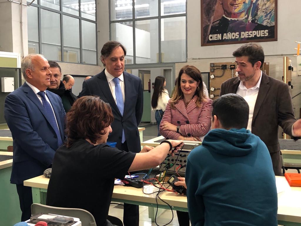 El alcalde durante la visita al Colegio Salesiano  San Jose