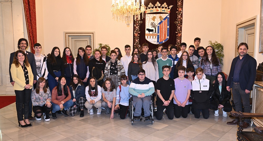 Maria Victoria Bermejo y Fernando Castano con alumnos de La Milagrosa