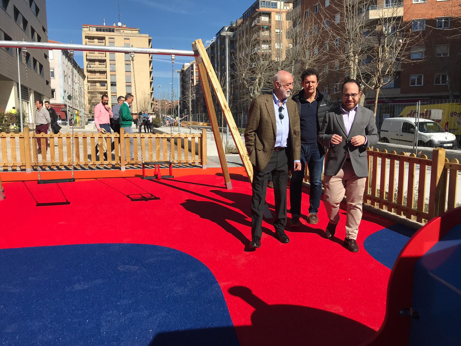 Nueva zona de juegos infantiles en la avenida de Villamayor