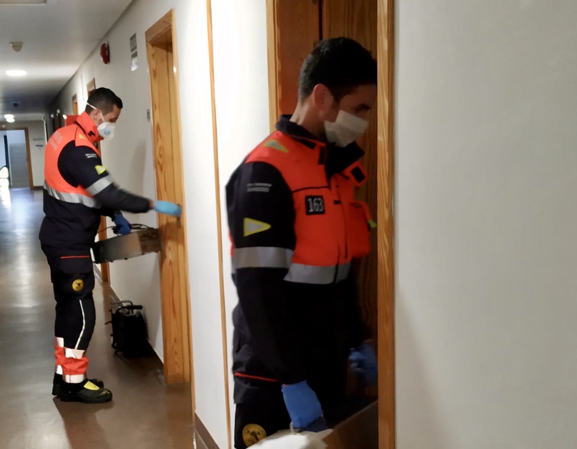 Bomberos en la desinfeccion del Colegio Mayor Oviedo