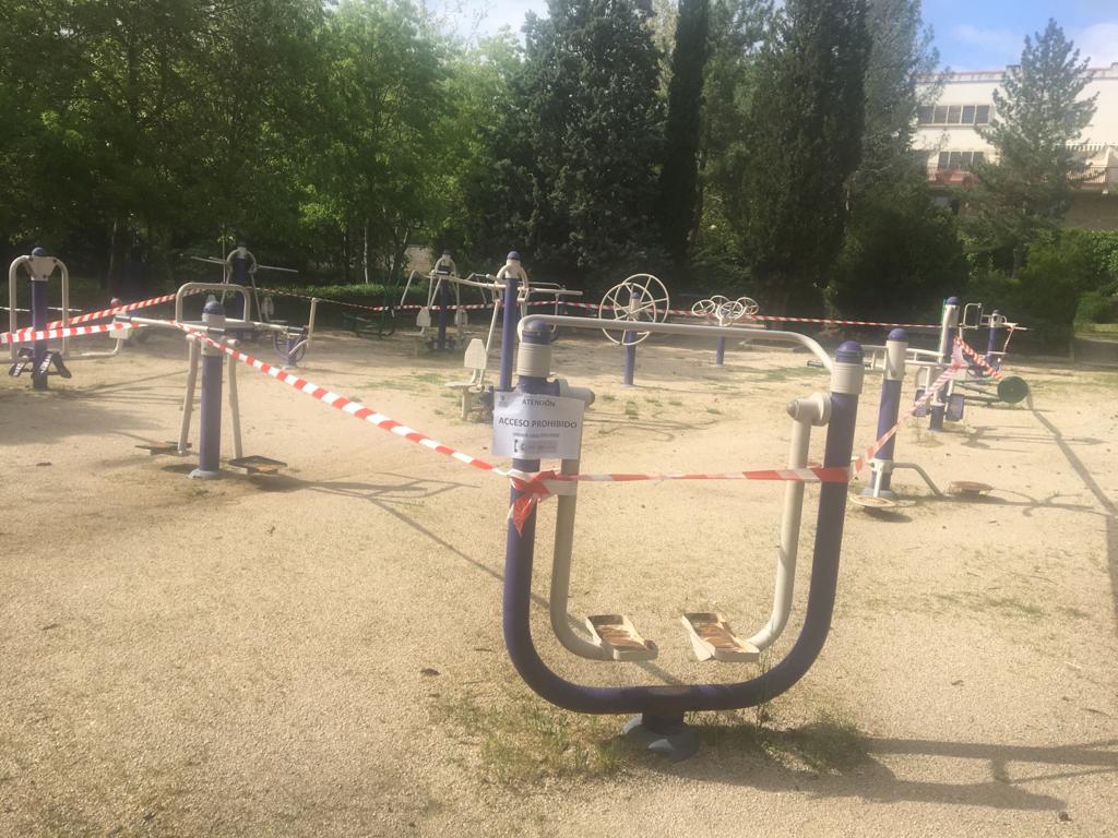 Aparatos biosaludables precintados en el parque de los Jesuitas