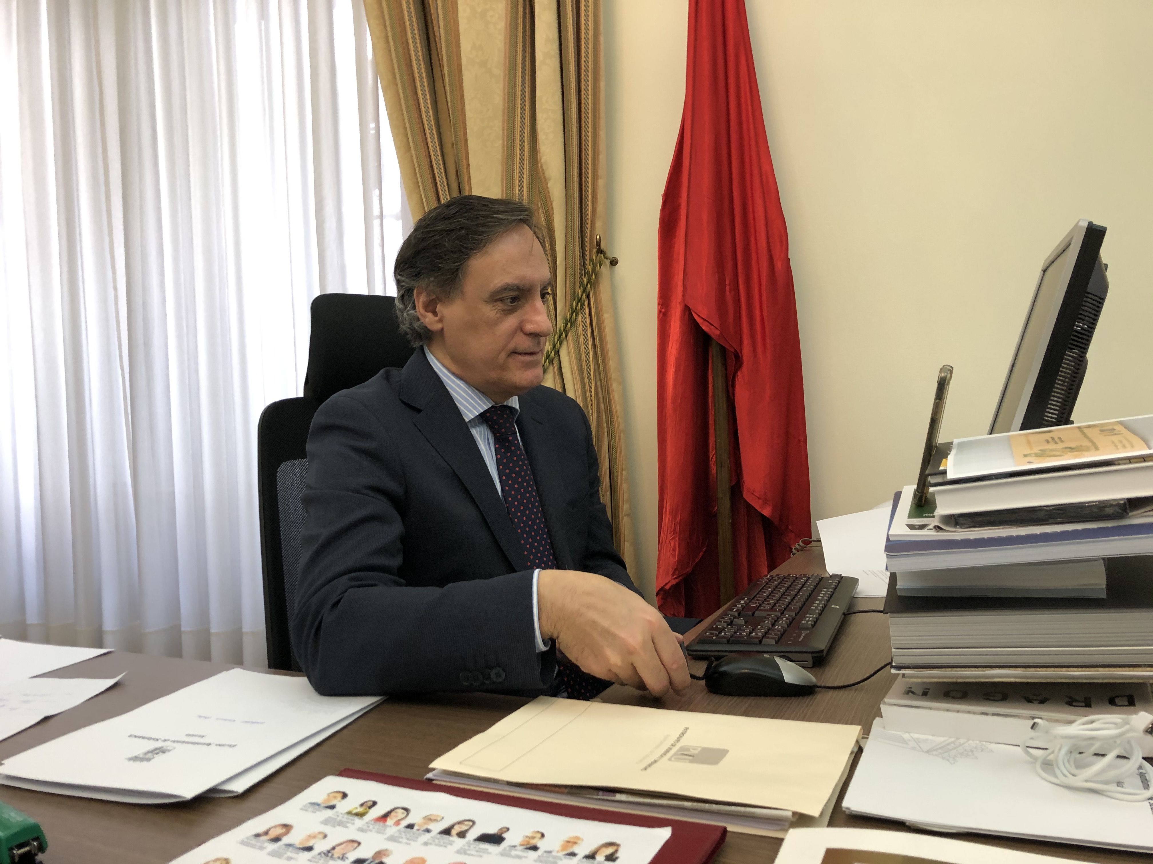 El alcalde durante la videoconferencia con la secretaria de Estado de Turismo
