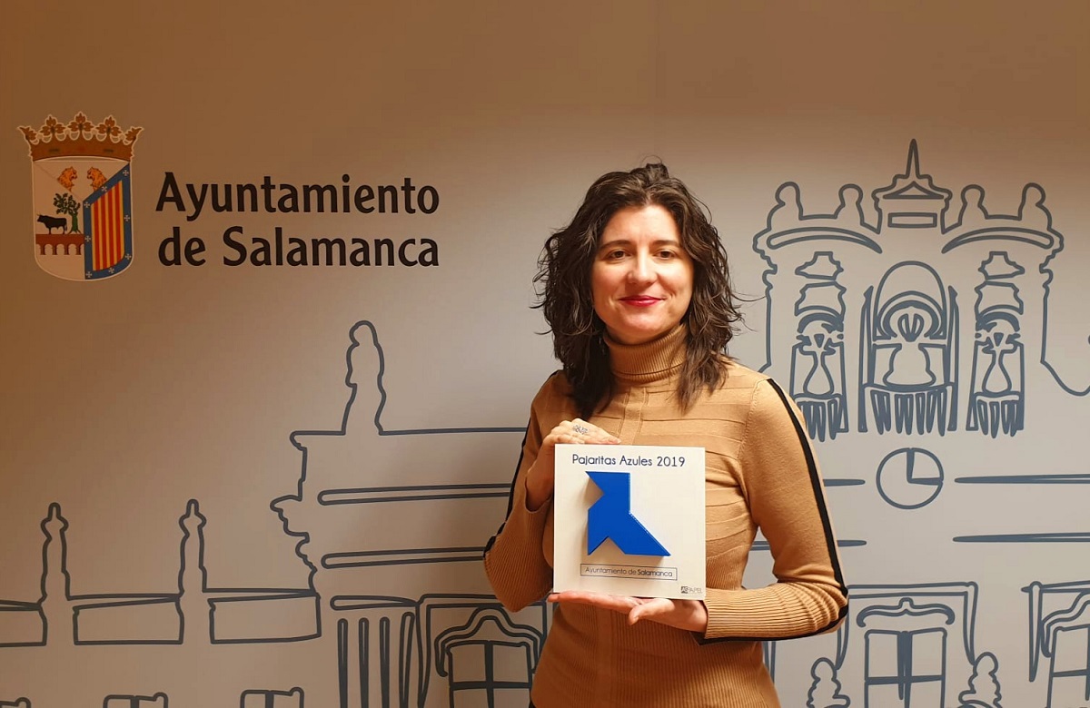 La concejala de Medio Ambiente  Miryam Rodriguez  con el distintivo de la  Pajarita Azul