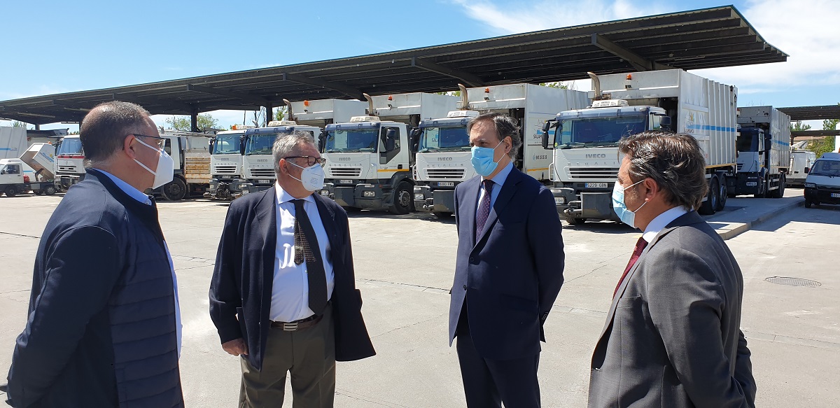 El alcalde durante la visita al Parque de Maquinaria