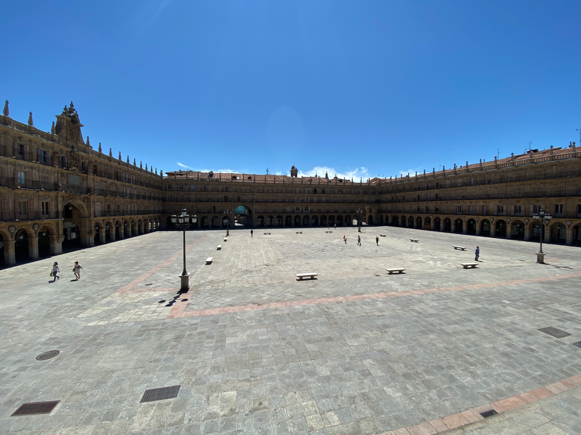 Imagen de la Plaza Mayor vacia de terrazas