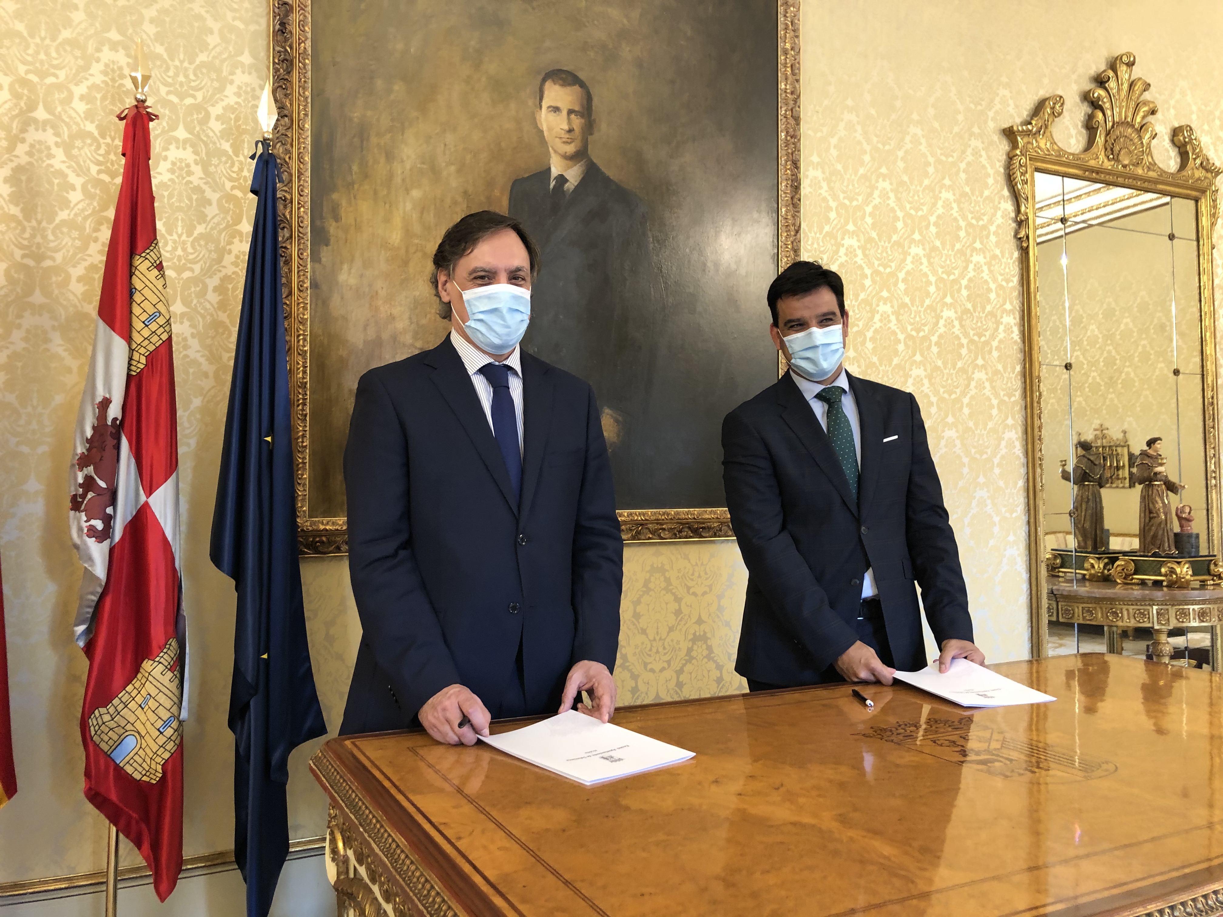 El alcalde  Carlos Garcia Carbayo  y el director territorial de Unicaja Banco  Manuel Rubio