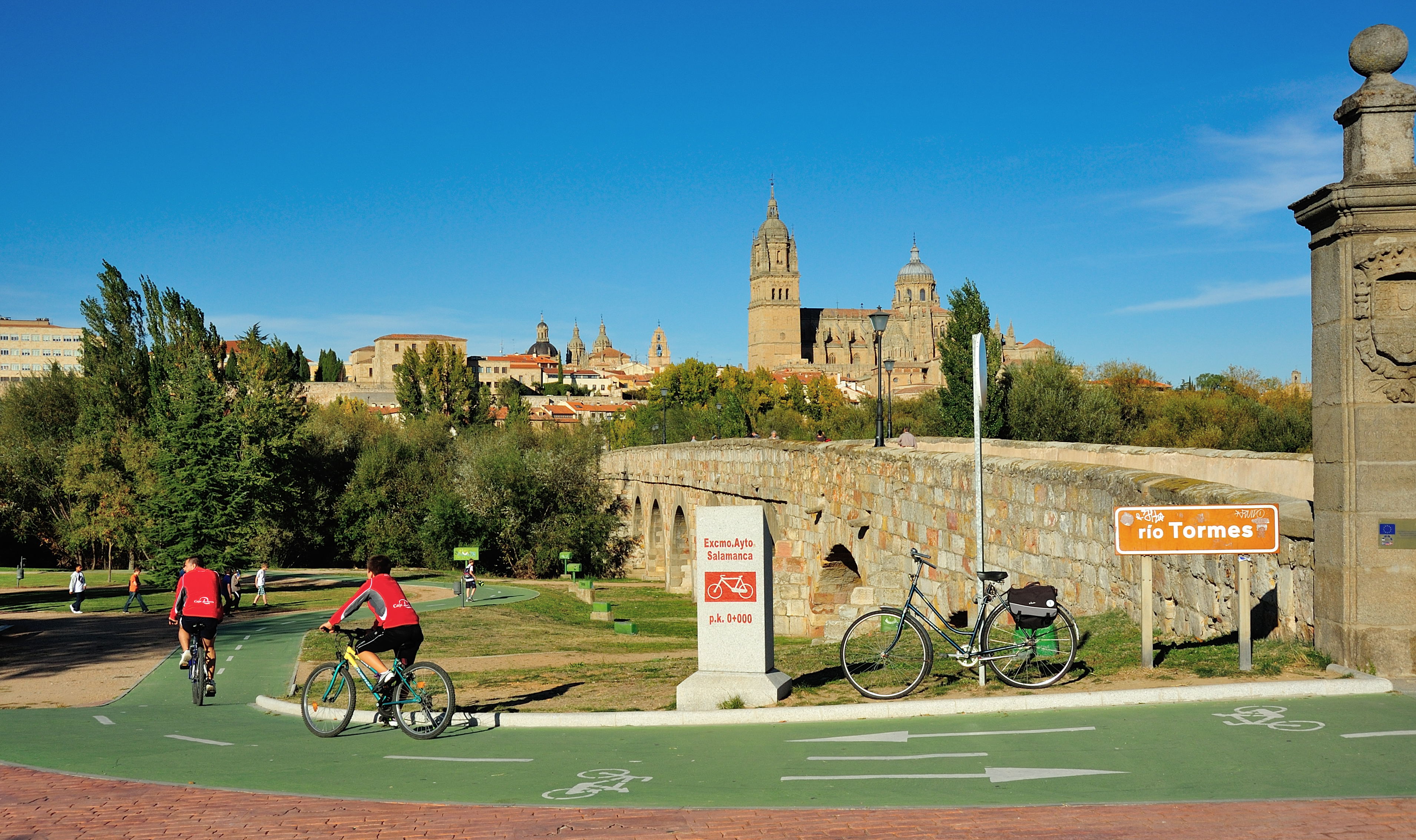 Tramo del carril bici a su paso por el Puente Romano