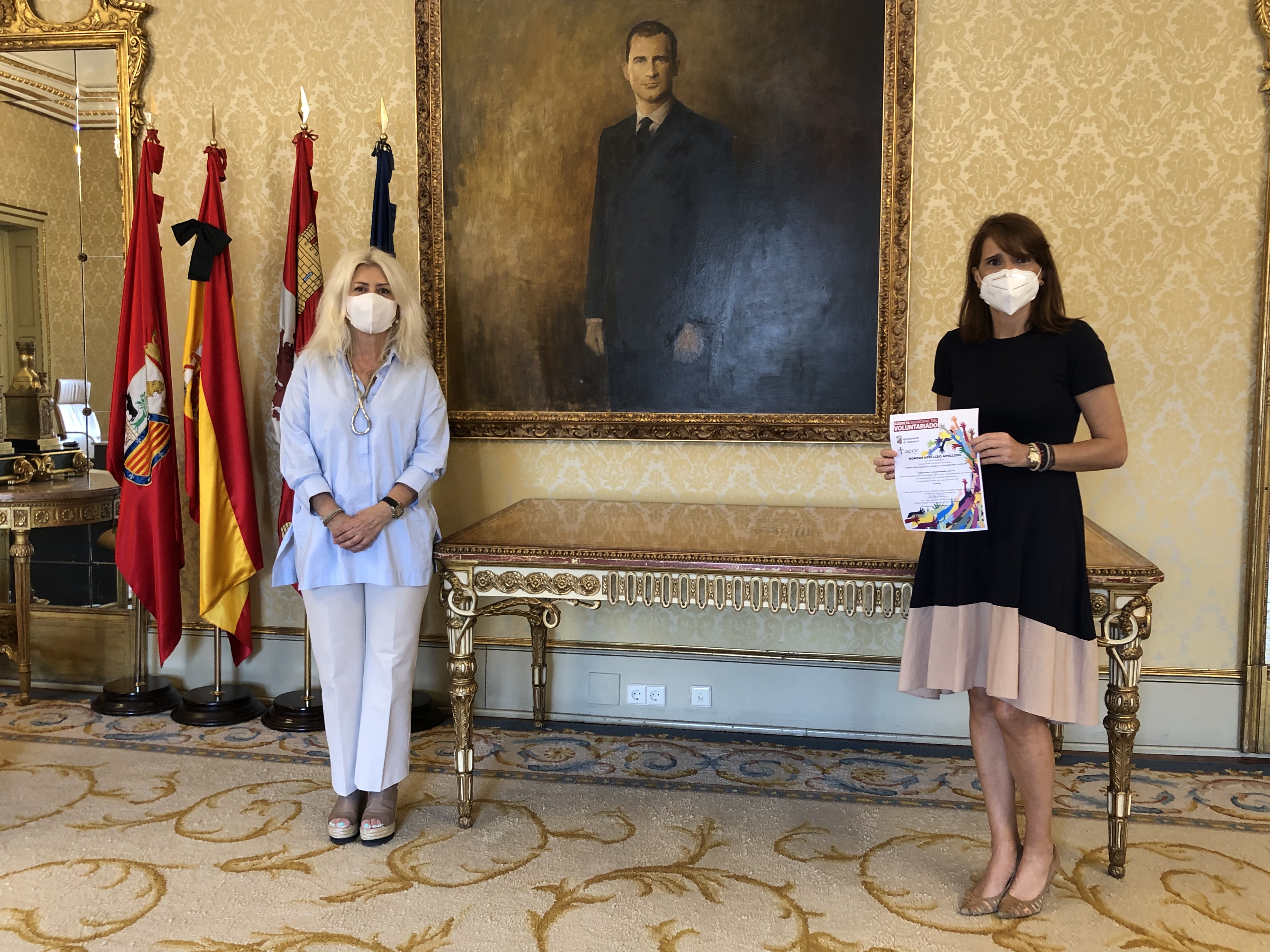 La concejala de Participacion Social y Voluntariado junto a la presidenta de AECC