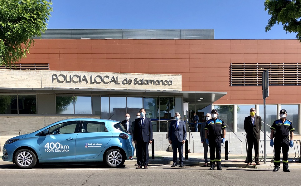 Autoridades junto al vehiculo en las dependencias de la Policia Local