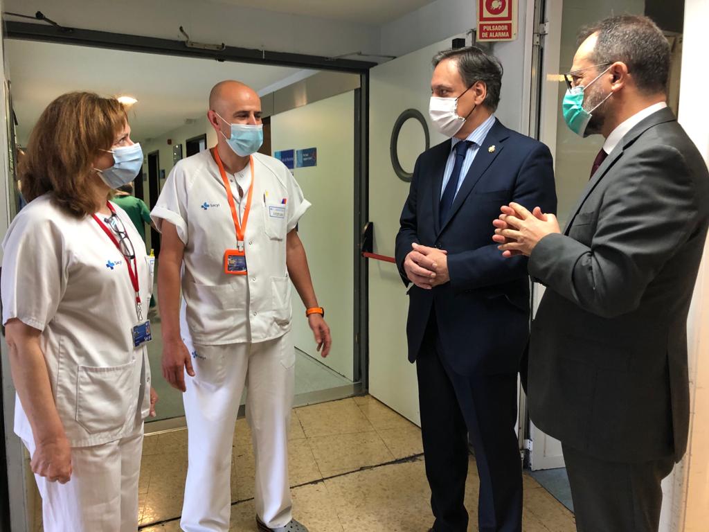 Un momento de la visita del alcalde al hospital