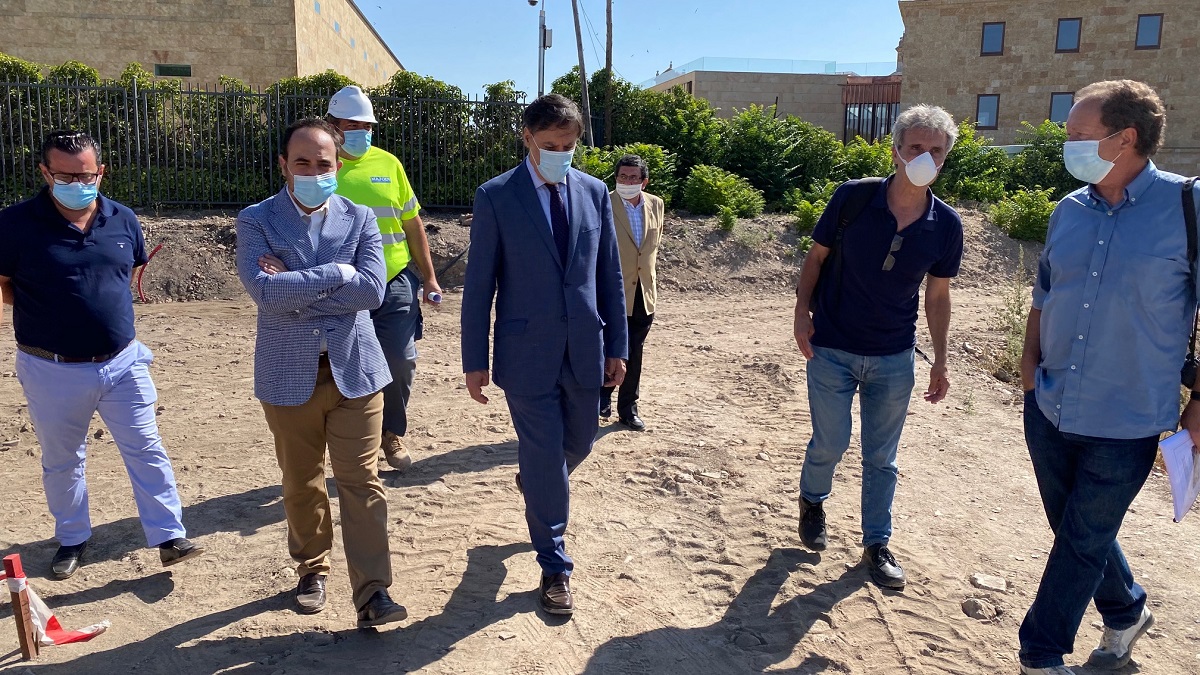El alcalde durante la visita a las obras del Botanico