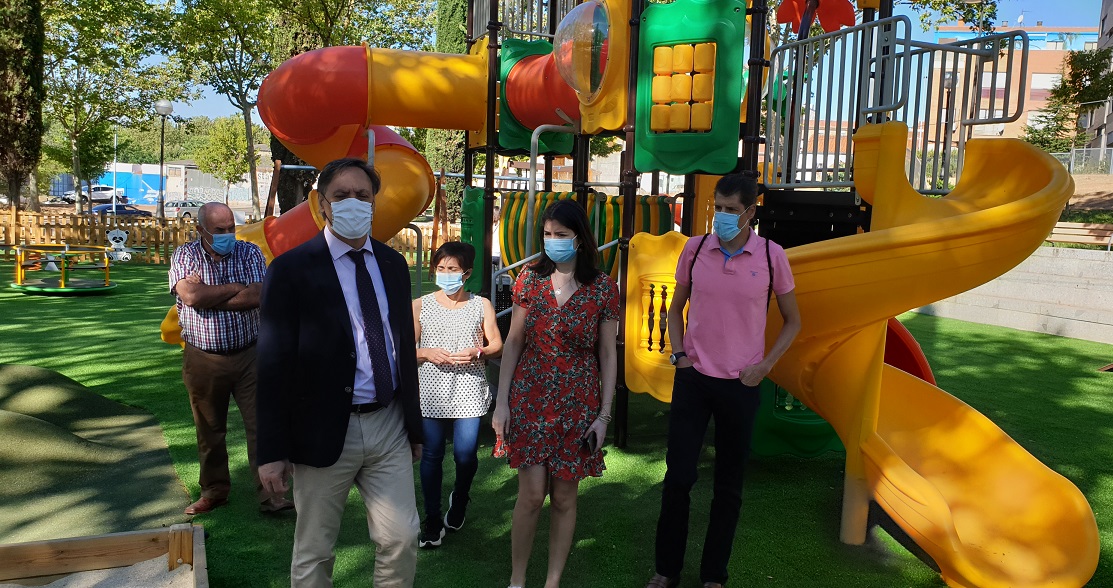 Un momento de la visita a la zona de juegos infantiles