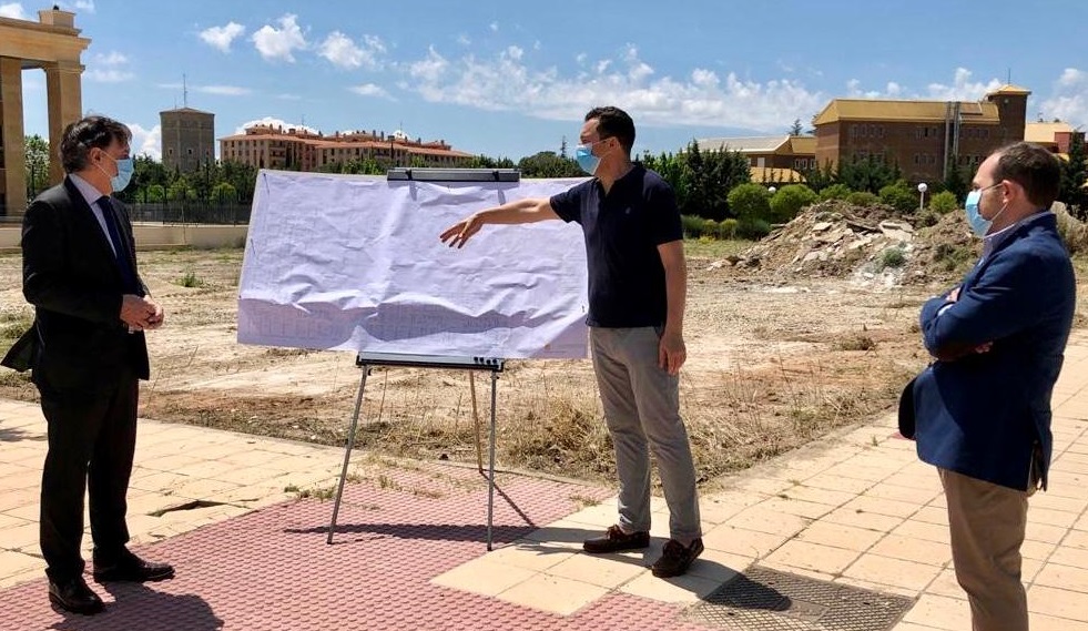 Visita del alcalde a los terrenos donde se construiran las nuevas viviendas