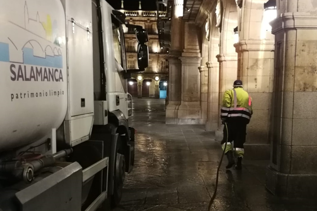 Labores de desinfeccion en la Plaza Mayor