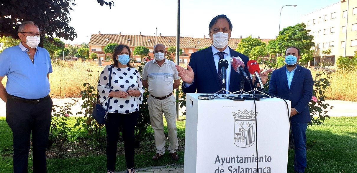 Presentacion del proyecto junto a la parcela donde se construira el nuevo centro de mayores