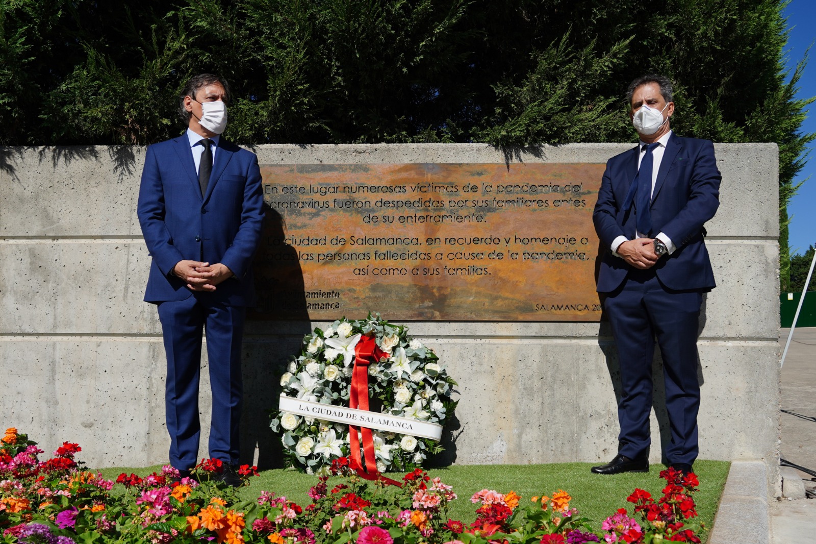 Carlos Garcia Carbayo y Juan Jose Perena  junto a la placa