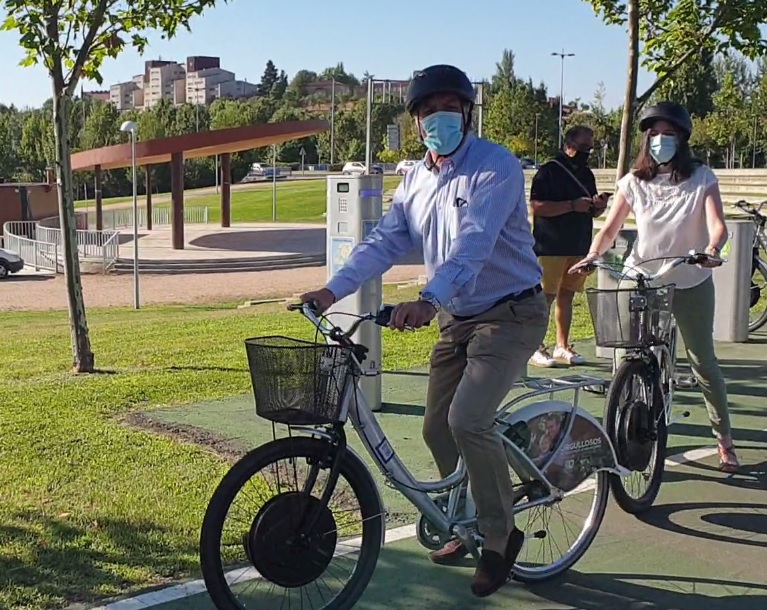 Carlos Garcia Carbayo y Miryam Rodriguez con las nuevas bicis electricas
