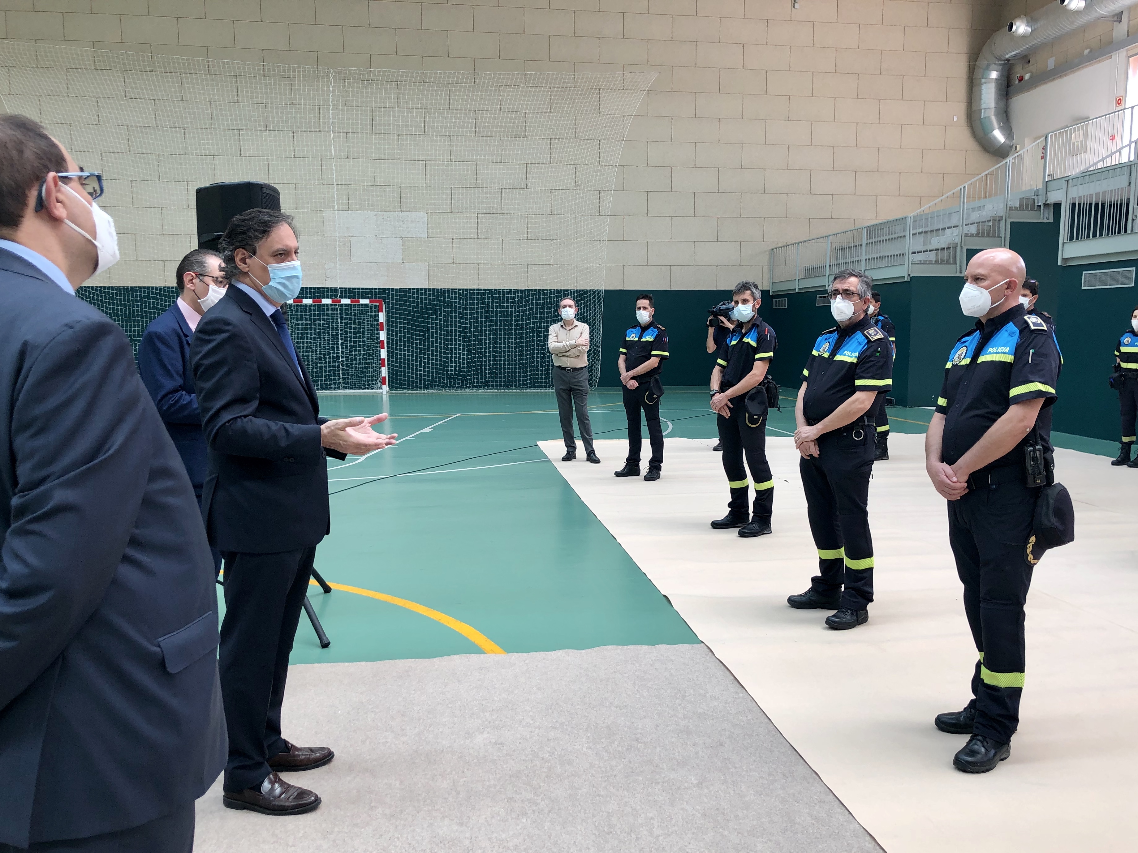 Imagen de una visita del alcalde a las dependencias de la Policia Local