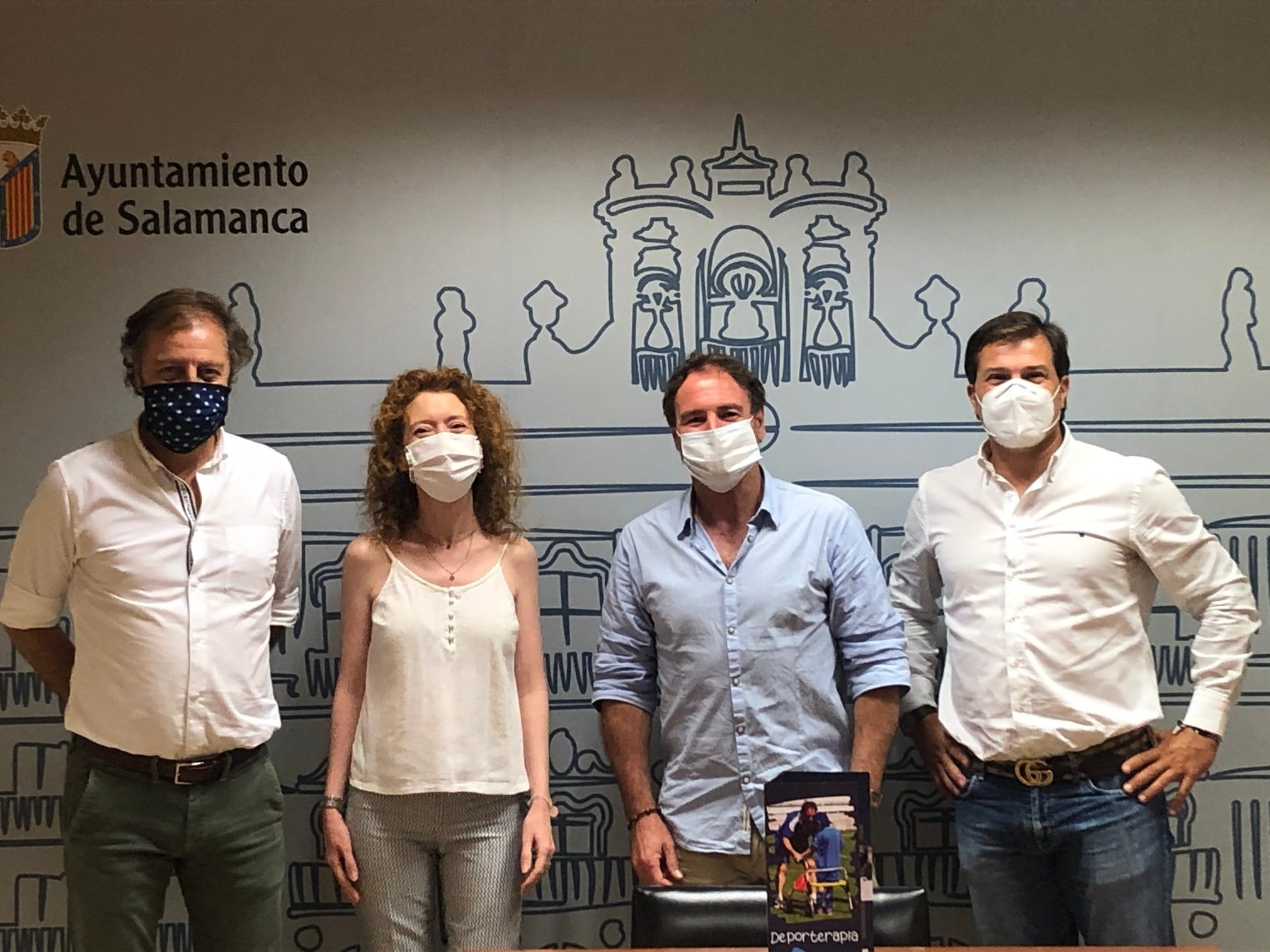 Ana Suarez y miembros de la Fundacion Eusebio Sacristan