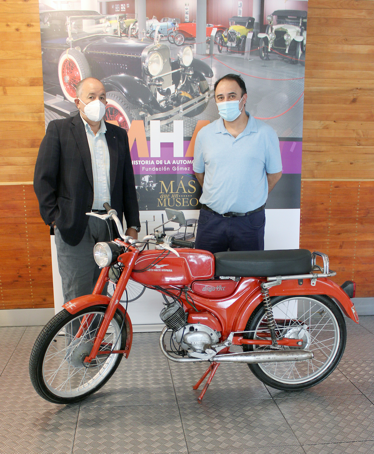 Luis Miguel Mata  director del MHAS  junto al propietario del ciclomotor