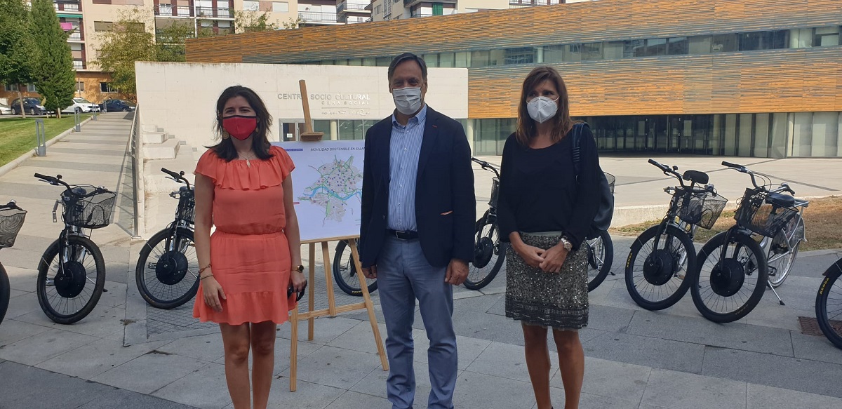 Visita del alcalde a una de las nuevas bases aparcabicicletas
