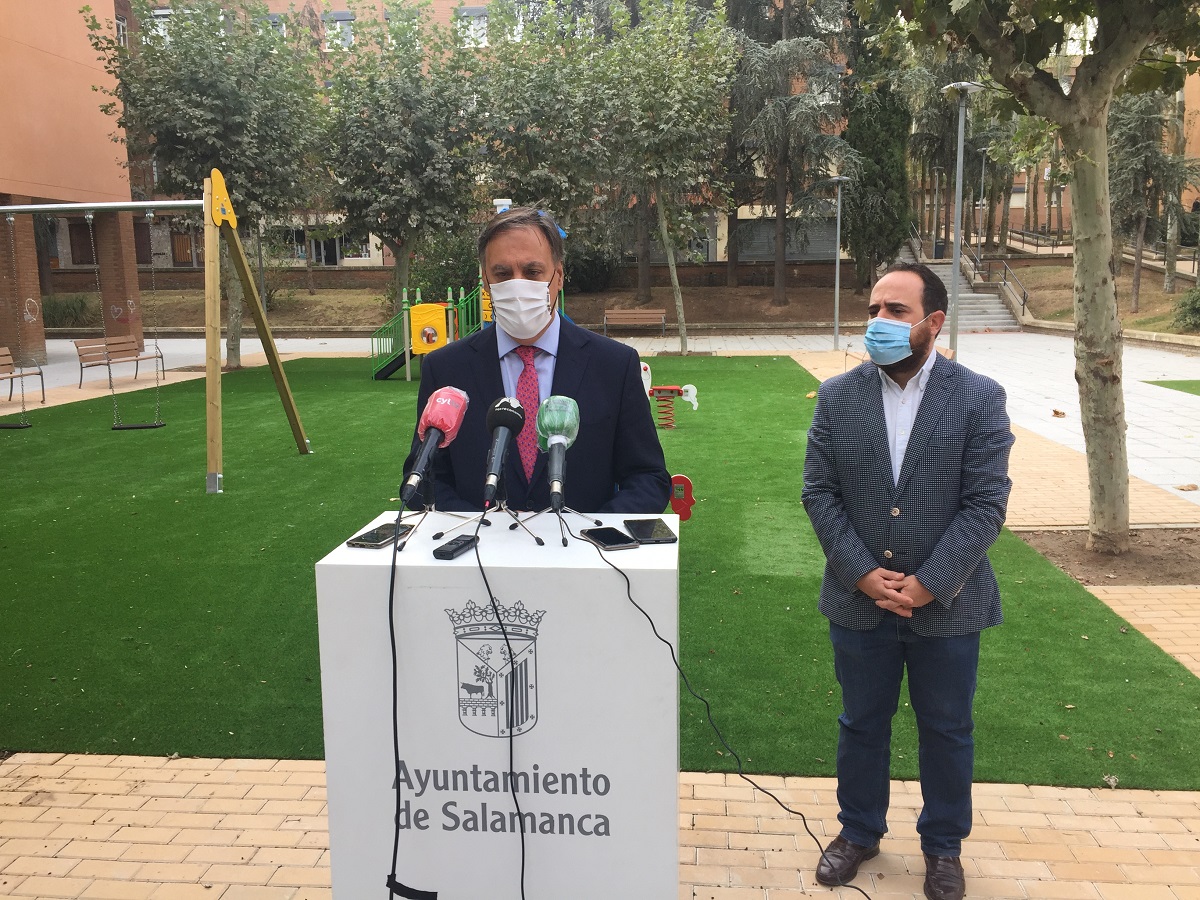 El alcalde de Salamanca  Carlos Garcia Carbayo  y el concejal de Fomento  Daniel Llanos
