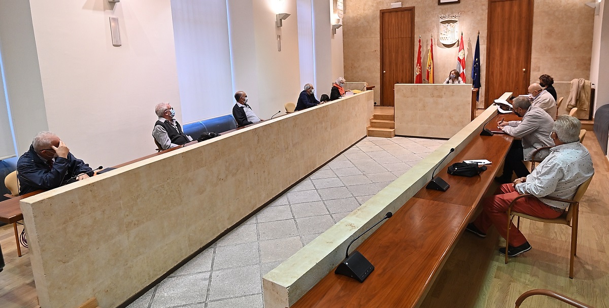 Imagen de una de las reuniones que ha mantenido Isabel Macias con las asociaciones de mayores