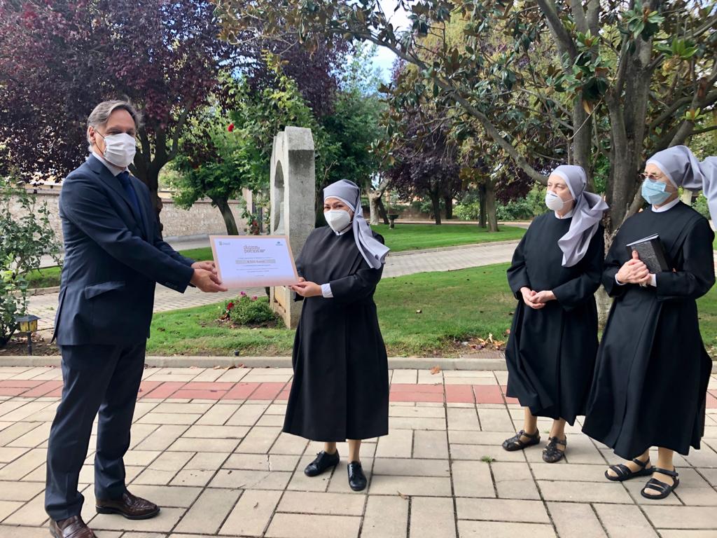 El alcalde entrega el donativo a las Hermanitas de los Pobres