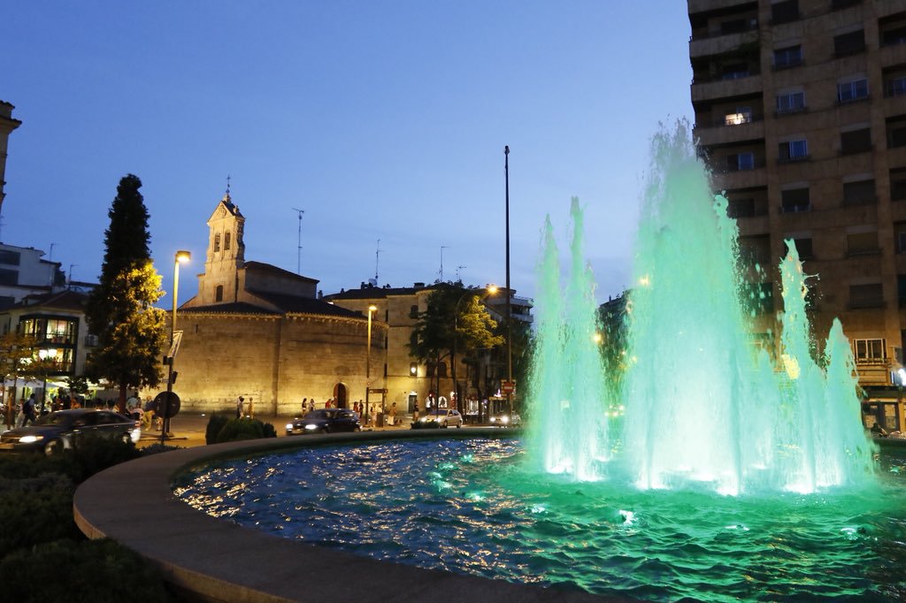Fuente de la Puerta de Zamora iluminada de verde