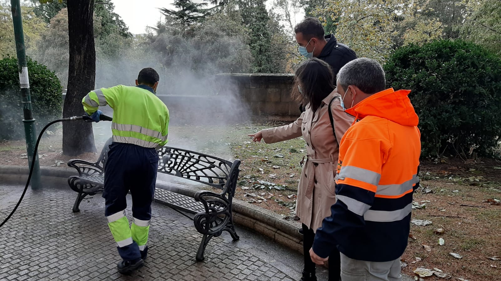 La concejala Miryam Rodriguez junto a operarios de limpieza