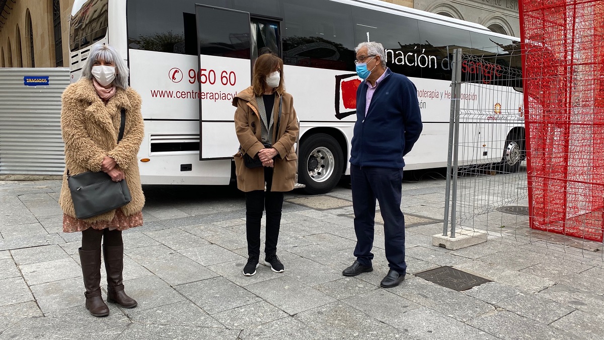 Un momento de la visita al autobus de donacion