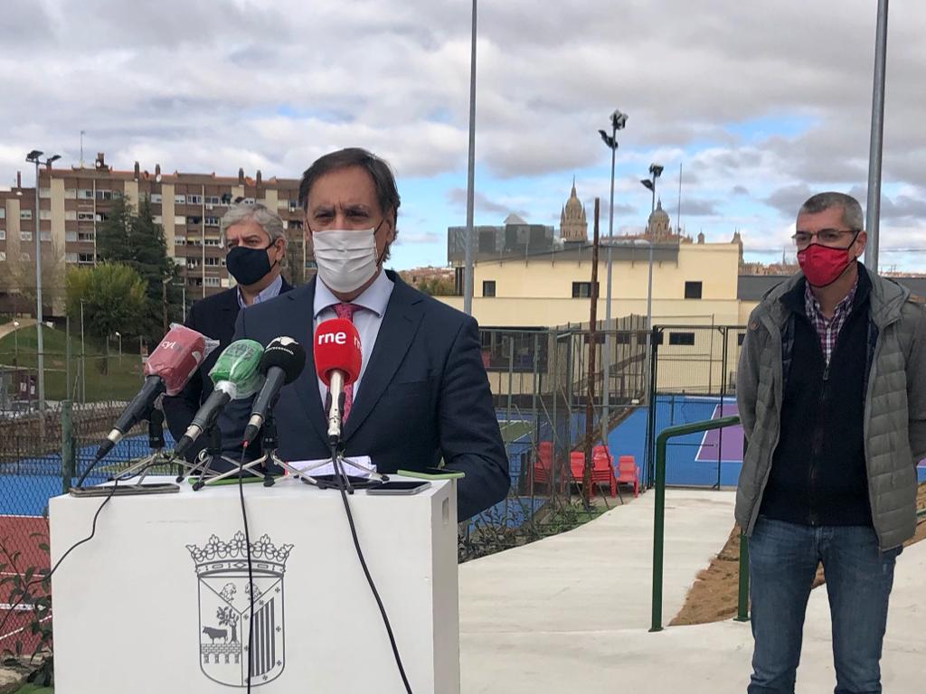 El alcalde  Carlos Garcia Carbayo  durante su visita al Pabellon Rio Tormes
