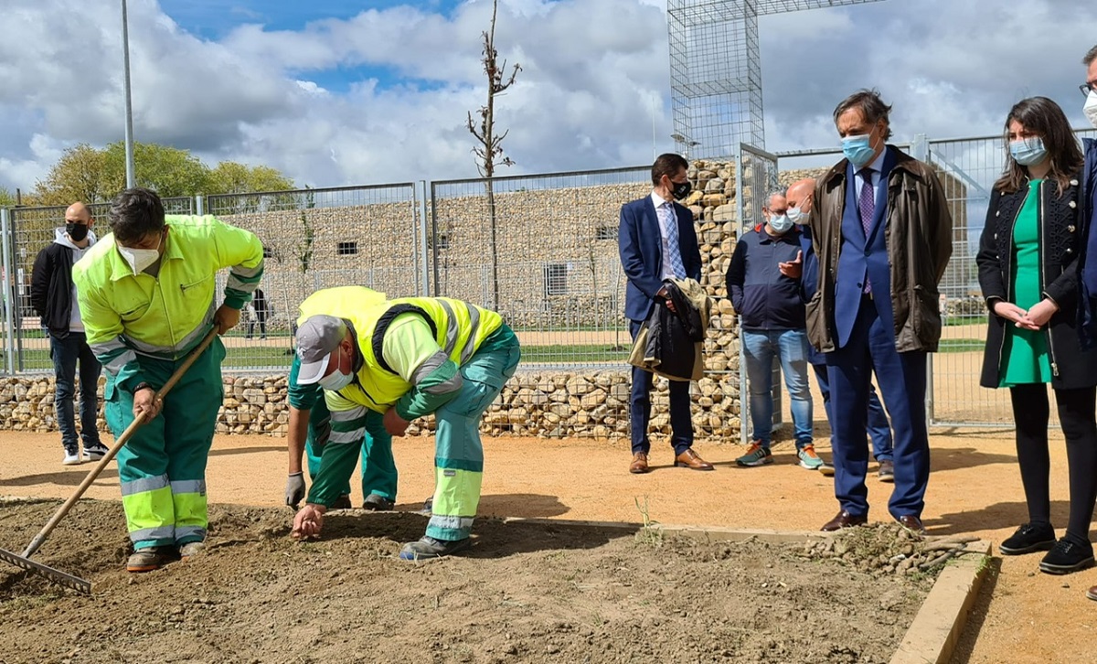 El alcalde  Carlos Garcia Carbayo  y la concejala de Medio Ambiente  Miryam Rodriguez