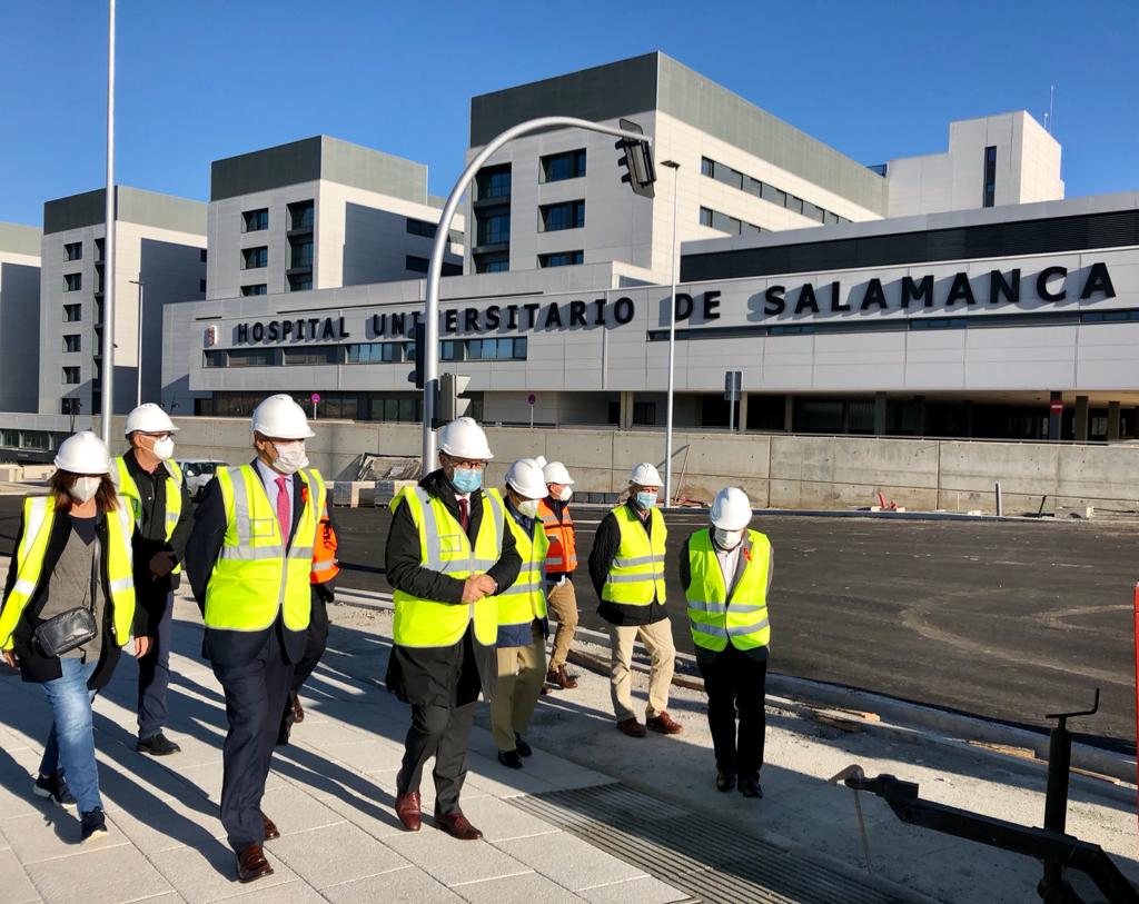 Un momento de la visita al vial del nuevo Hospital de Salamanca