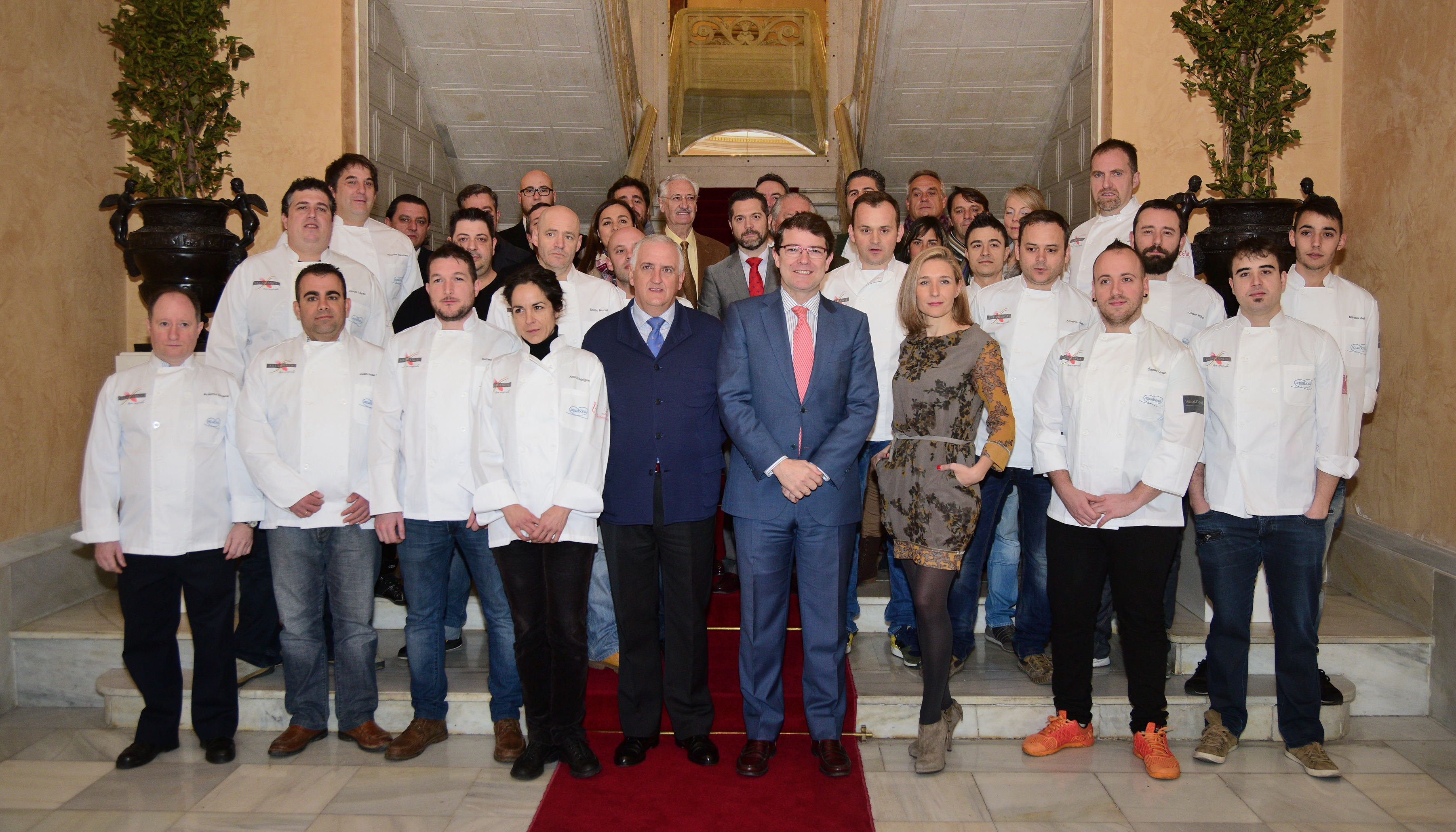El Alcalde  Alfonso Fernandez Manueco  acompanado por el equipo de cocineros