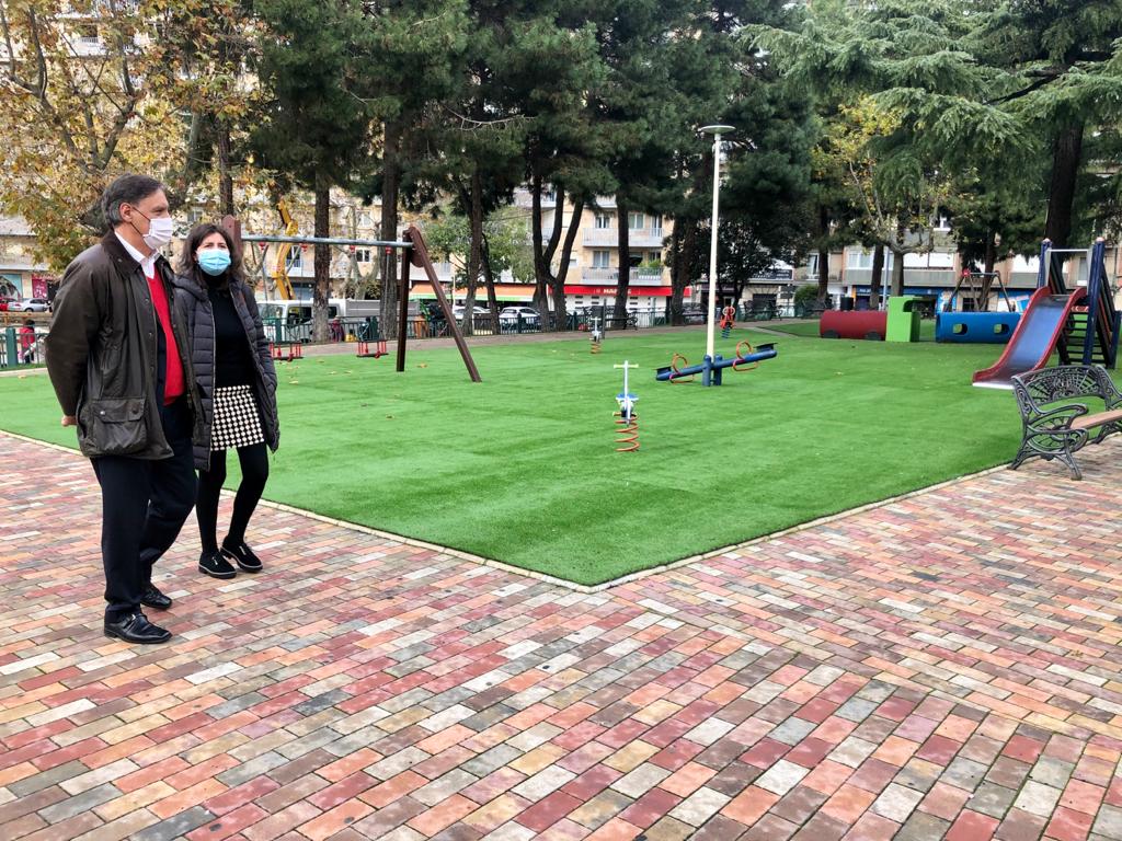 El alcalde y la concejala de Parques y Jardines en la Alamedilla
