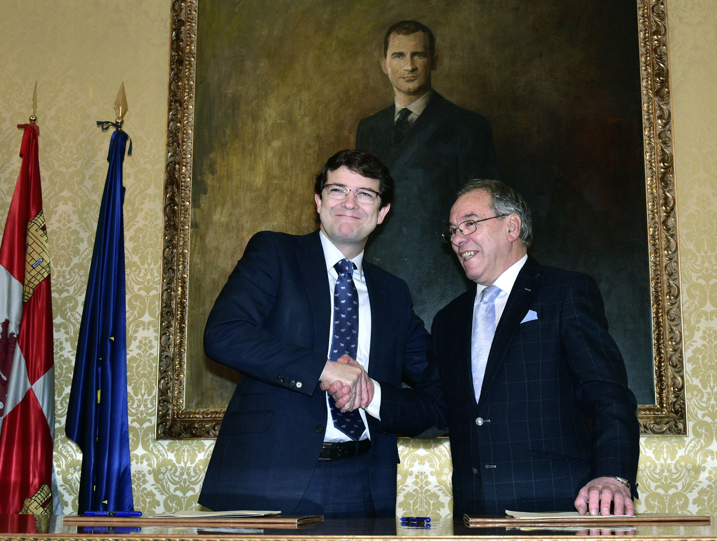 Firma del convenio entre el alcalde y el Presidente de la Federacion de Penas Taurinas